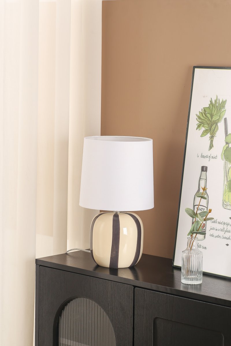 Pholca 38cm Valkoinen/harmaa pöytävalaisin valmistajalta Nordic Lighting - Lampunjalka on valmistettu keraamisesta materiaalista, ja siin&auml; on kermanvalkoinen pohja ja harmaat raidat, jotka luovat eloa ja luonnetta.