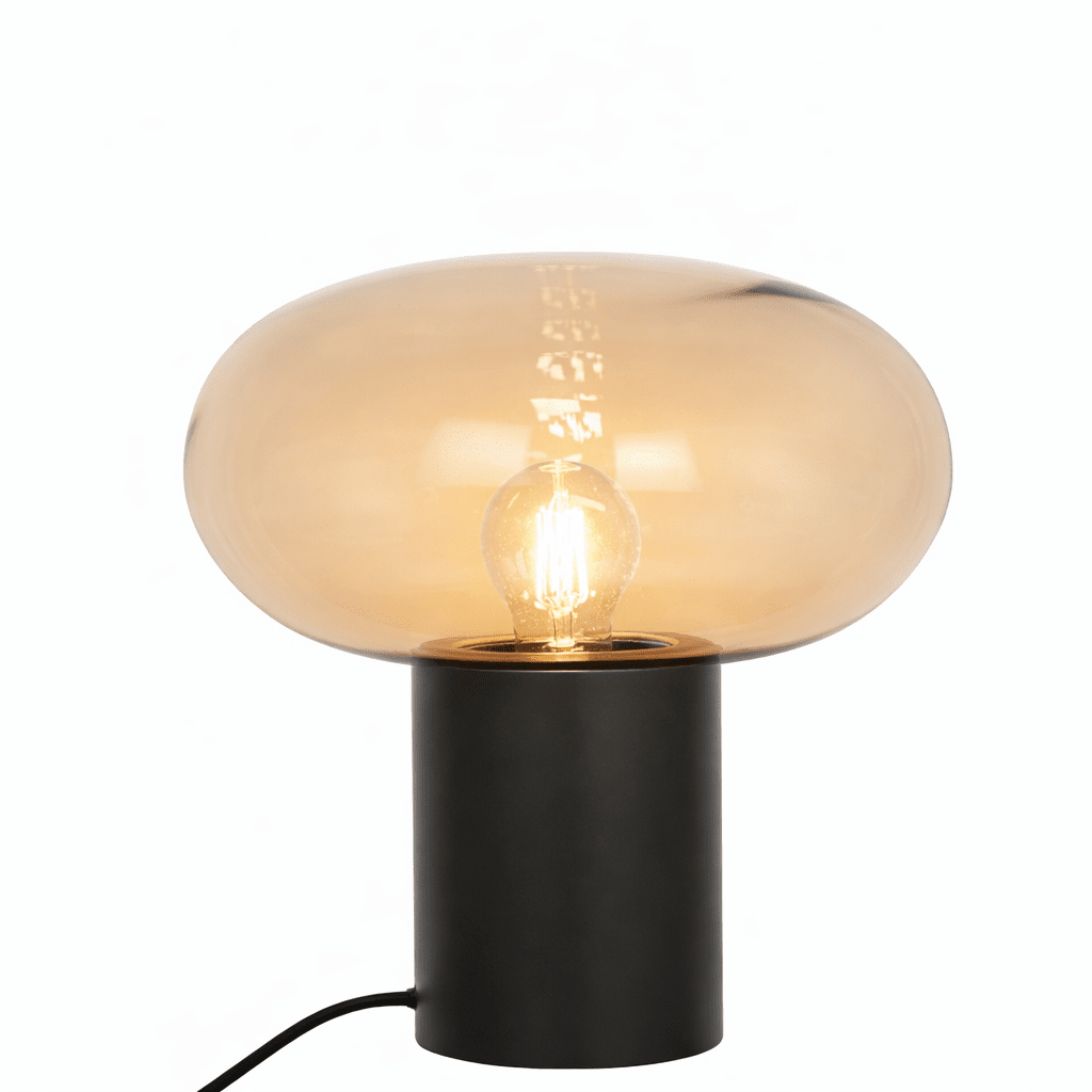 Alba 32cm Musta/meripihkanvärinen pöytävalaisin valmistajalta Nordic Lighting - Musta metallinen jalusta antaa vakaan ja elegantin ilmeen, kun taas meripihkanv&auml;rinen lasivarjostin luo pehme&auml;n ja tunnelmallisen valon.