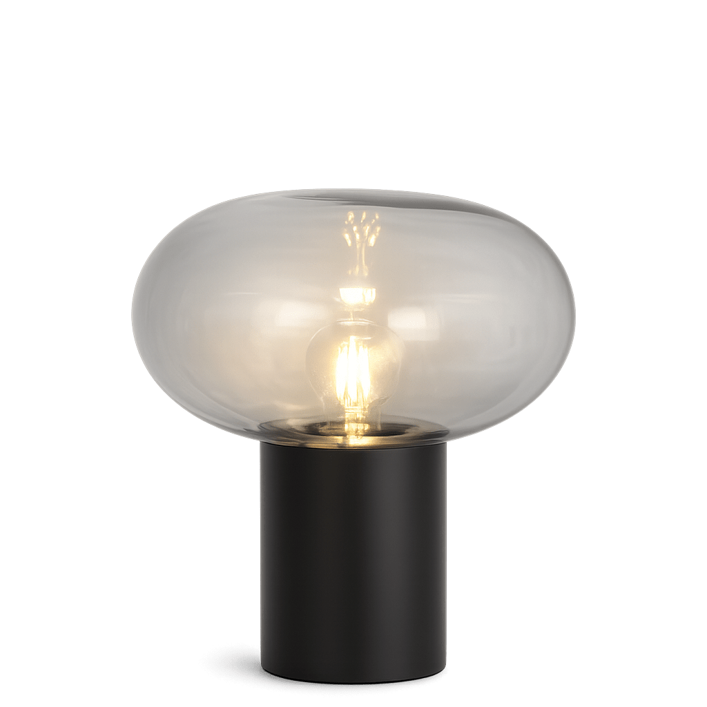 Alba 32cm Musta/Savunharmaa pöytävalaisin valmistajalta Nordic Lighting - Musta metallinen jalusta antaa vakaan ja elegantin ilmeen, kun taas savulasivarjostin luo pehme&auml;n ja tunnelmallisen valon.