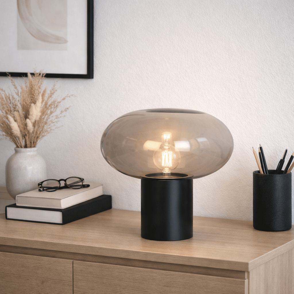 Alba 32cm Musta/Savunharmaa pöytävalaisin valmistajalta Nordic Lighting - Musta metallinen jalusta antaa vakaan ja elegantin ilmeen, kun taas savulasivarjostin luo pehme&auml;n ja tunnelmallisen valon.