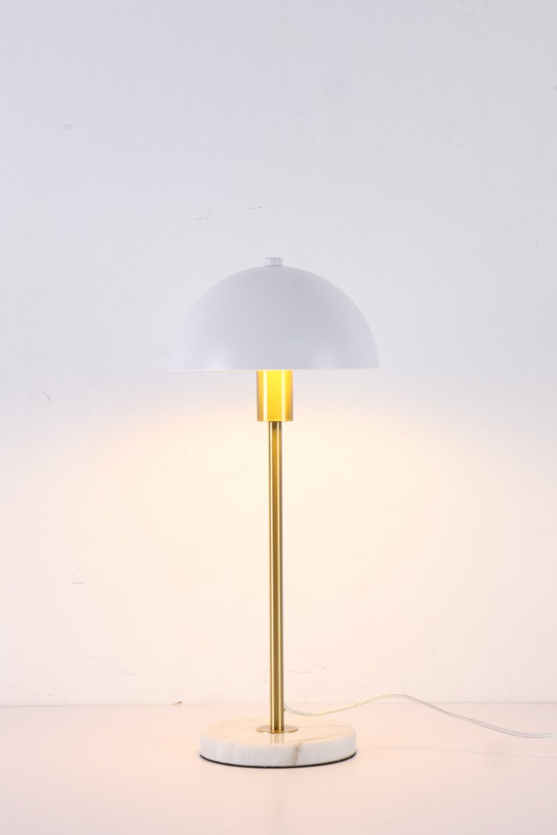 Dito 47cm Valkoinen pöytävalaisin valmistajalta Nordic Lighting - Valkoinen varjostin ja luonnonvalkoinen marmorijalusta luovat hienostuneen ilmeen, kun taas kiilt&auml;v&auml;n kultainen tanko lis&auml;&auml; l&auml;mmint&auml; ja ylellist&auml; tunnelmaa.