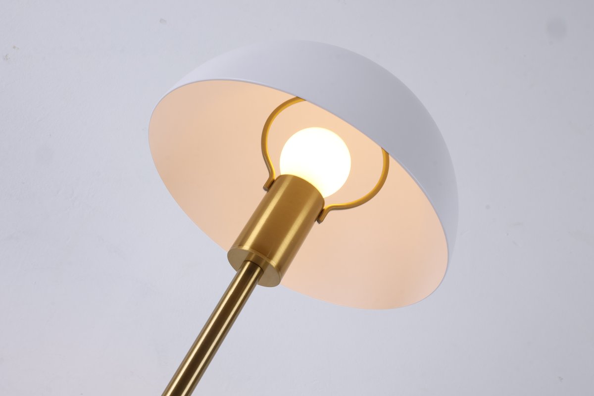 Dito 47cm Valkoinen pöytävalaisin valmistajalta Nordic Lighting - Valkoinen varjostin ja luonnonvalkoinen marmorijalusta luovat hienostuneen ilmeen, kun taas kiilt&auml;v&auml;n kultainen tanko lis&auml;&auml; l&auml;mmint&auml; ja ylellist&auml; tunnelmaa.