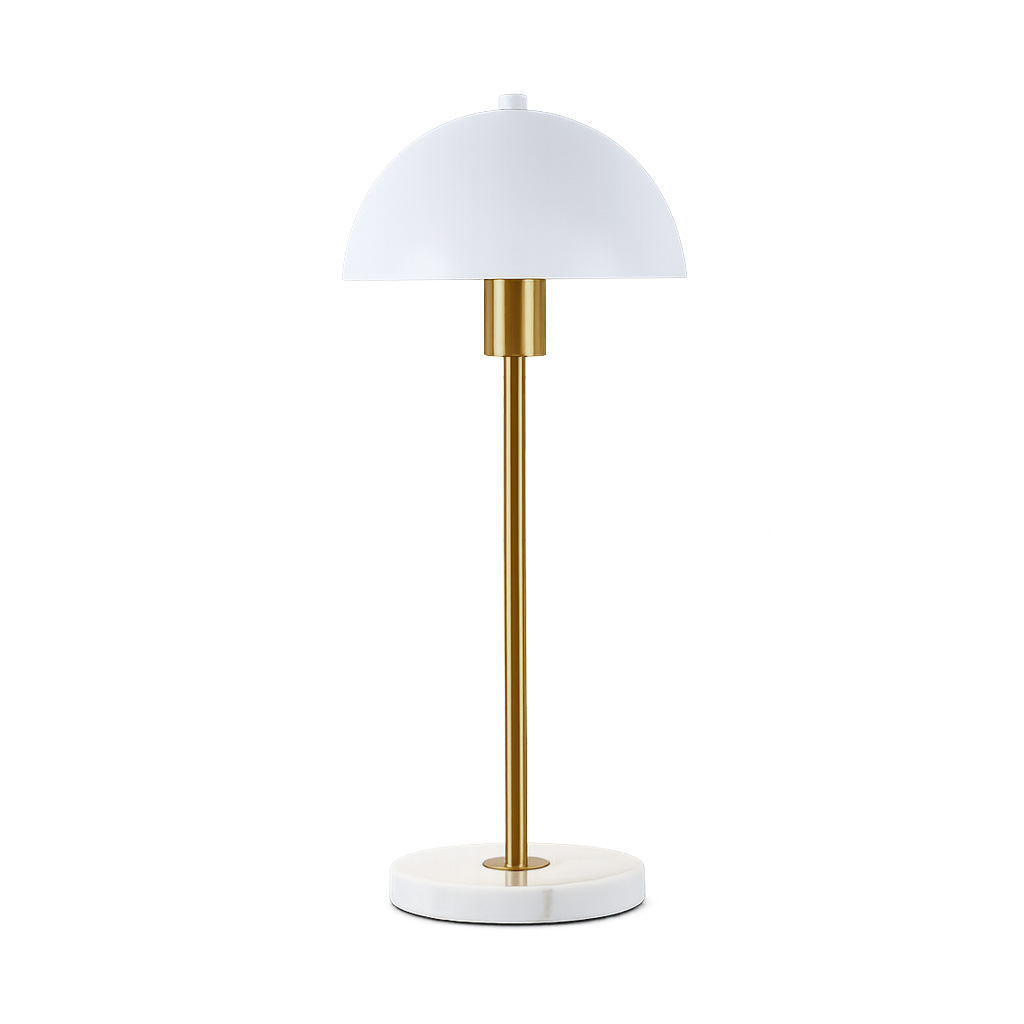 Dito 47cm Valkoinen pöytävalaisin valmistajalta Nordic Lighting - Valkoinen varjostin ja luonnonvalkoinen marmorijalusta luovat hienostuneen ilmeen, kun taas kiilt&auml;v&auml;n kultainen tanko lis&auml;&auml; l&auml;mmint&auml; ja ylellist&auml; tunnelmaa.