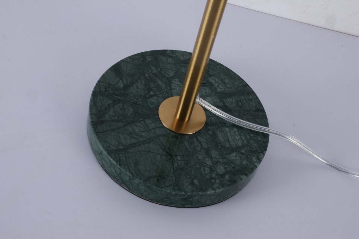 Dito 47cm Vihreä pöytävalaisin valmistajalta Nordic Lighting - Vihre&auml; varjostin ja marmorijalusta luovat hienostuneen ilmeen, kun taas kiilt&auml;v&auml;n kultainen tanko lis&auml;&auml; l&auml;mmint&auml; ja ylellist&auml; tunnelmaa.