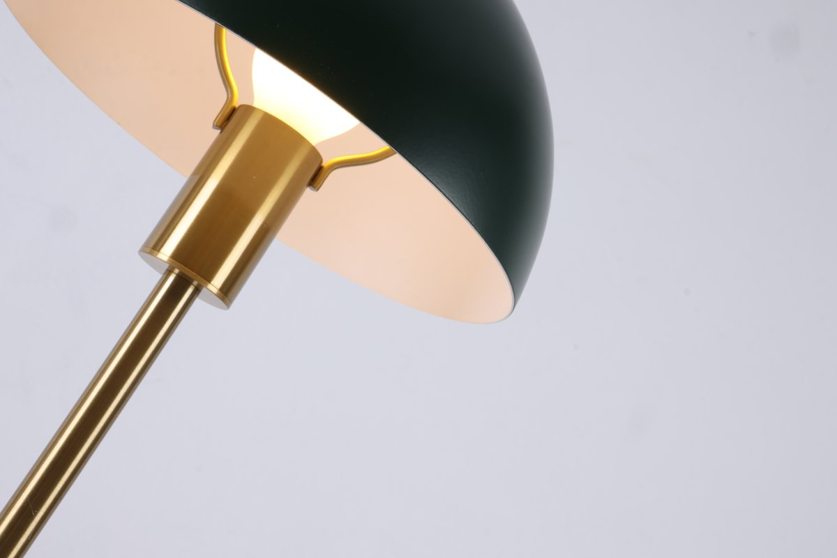 Dito 47cm Vihreä pöytävalaisin valmistajalta Nordic Lighting - Vihre&auml; varjostin ja marmorijalusta luovat hienostuneen ilmeen, kun taas kiilt&auml;v&auml;n kultainen tanko lis&auml;&auml; l&auml;mmint&auml; ja ylellist&auml; tunnelmaa.