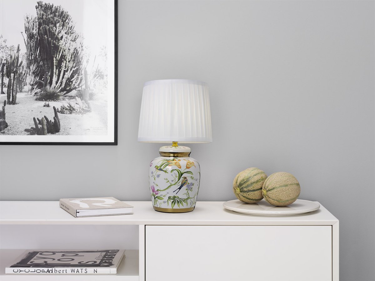 Klassisk 44cm Valkoinen pöytävalaisin valmistajalta Cottex - T&auml;m&auml; klassinen keramiikka- ja tekstiilip&ouml;yt&auml;valaisin huokuu eleganssia ja perinteit&auml;.