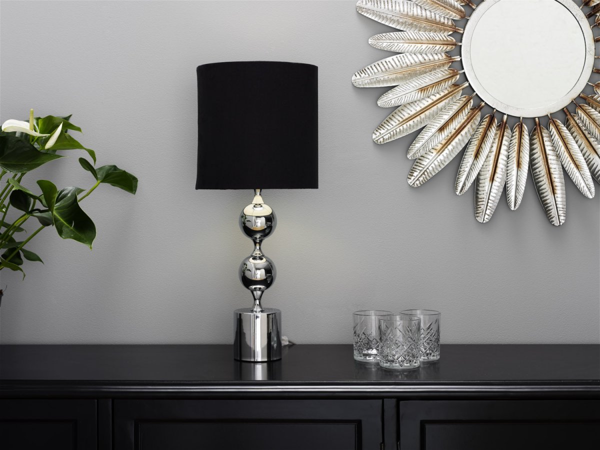 Prakt 60cm Kromi pöytävalaisin valmistajalta Cottex - Upea metalli- ja tekstiilip&ouml;yt&auml;valaisin on tyylik&auml;s ja katseenvangitsija, joka antaa huoneeseen hienostuneen ilmeen.