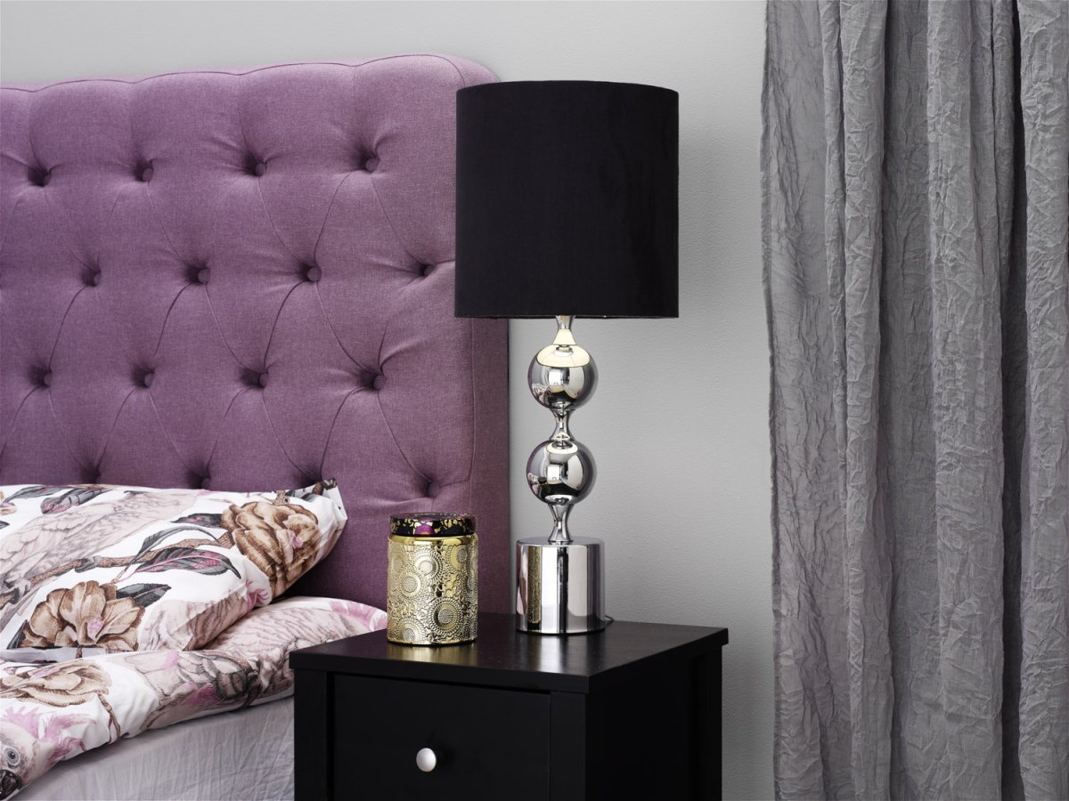 Prakt 60cm Kromi pöytävalaisin valmistajalta Cottex - Upea metalli- ja tekstiilip&ouml;yt&auml;valaisin on tyylik&auml;s ja katseenvangitsija, joka antaa huoneeseen hienostuneen ilmeen.