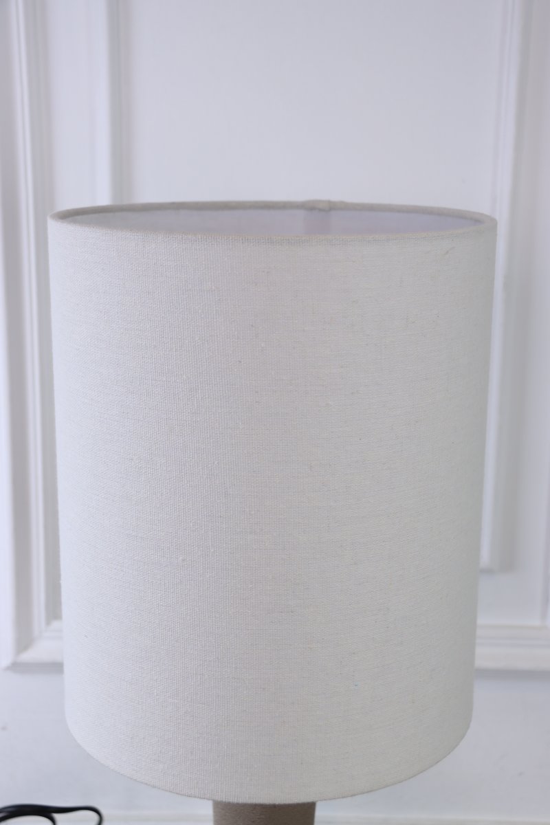 Lill Boda 52cm Hiekka pöytävalaisin valmistajalta Nordic Lighting - Kapea varsi kohtaa korkean, lieri&ouml;m&auml;isen, luonnonv&auml;risest&auml; pellavasta valmistetun varjostimen, joka levitt&auml;&auml; miellytt&auml;v&auml;&auml; ja tunnelmallista valoa huoneeseen.