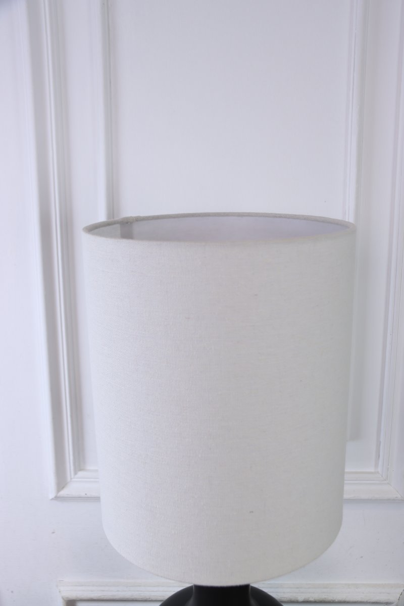 Lill Boda 52cm Musta pöytävalaisin valmistajalta Nordic Lighting - Lill Boda on tyylik&auml;s keraaminen p&ouml;yt&auml;valaisin, jonka sile&auml;, musta jalka antaa pehme&auml;n ja harmonisen ilmeen.