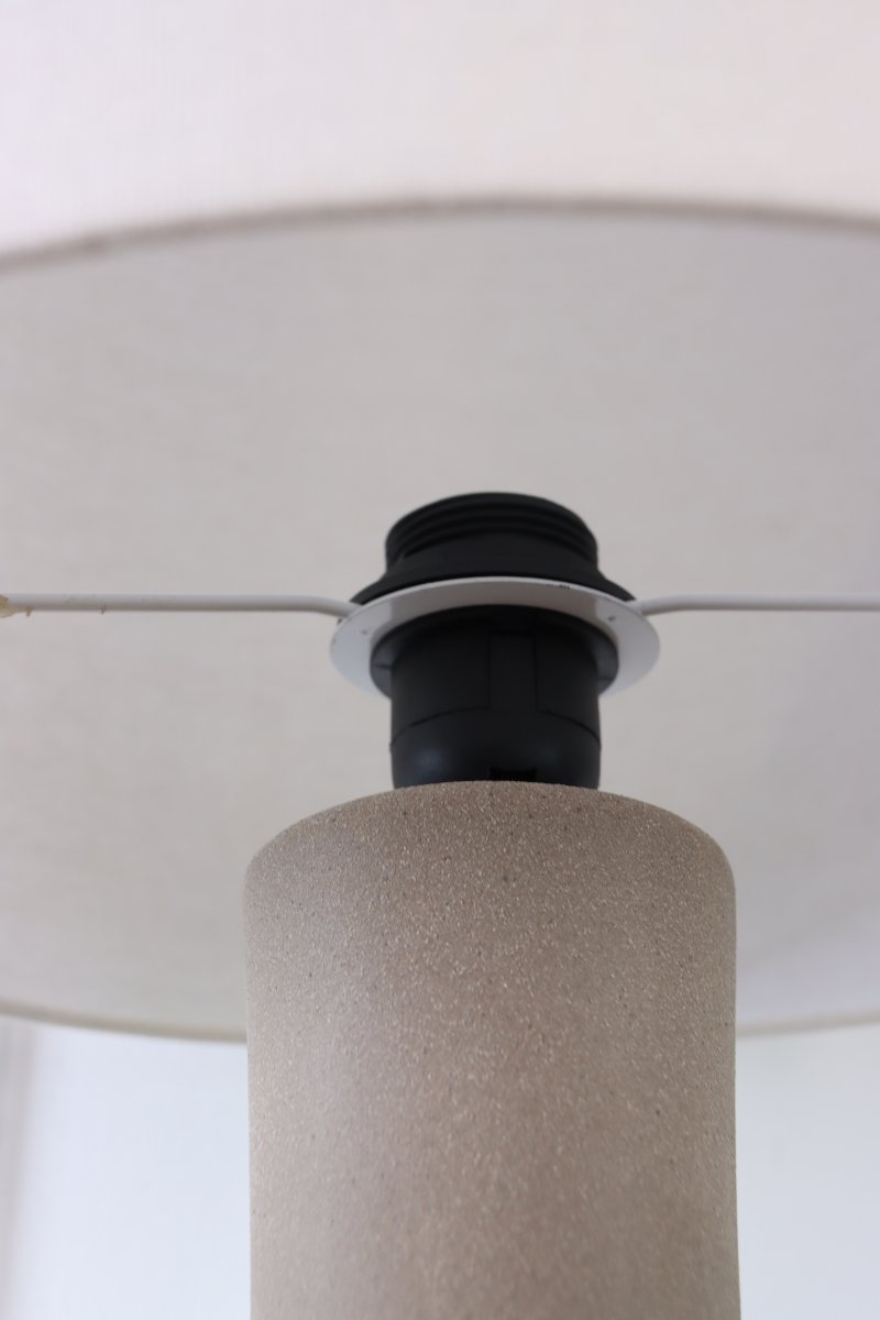 Boda 78cm Hiekka pöytävalaisin valmistajalta Nordic Lighting - Kapea varsi kohtaa korkean, lieri&ouml;m&auml;isen, luonnonv&auml;risest&auml; pellavasta valmistetun varjostimen, joka levitt&auml;&auml; miellytt&auml;v&auml;&auml; ja tunnelmallista valoa huoneeseen.