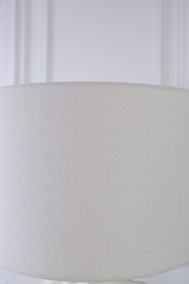 Vindel 52cm Valkoinen pöytävalaisin valmistajalta Lampan - Keraamisessa lampunjalassa on valkoinen, strukturoitu pinta ja pehme&auml;sti py&ouml;riv&auml; muotoilu, joka antaa eloisan ja veistoksellisen ilmeen.