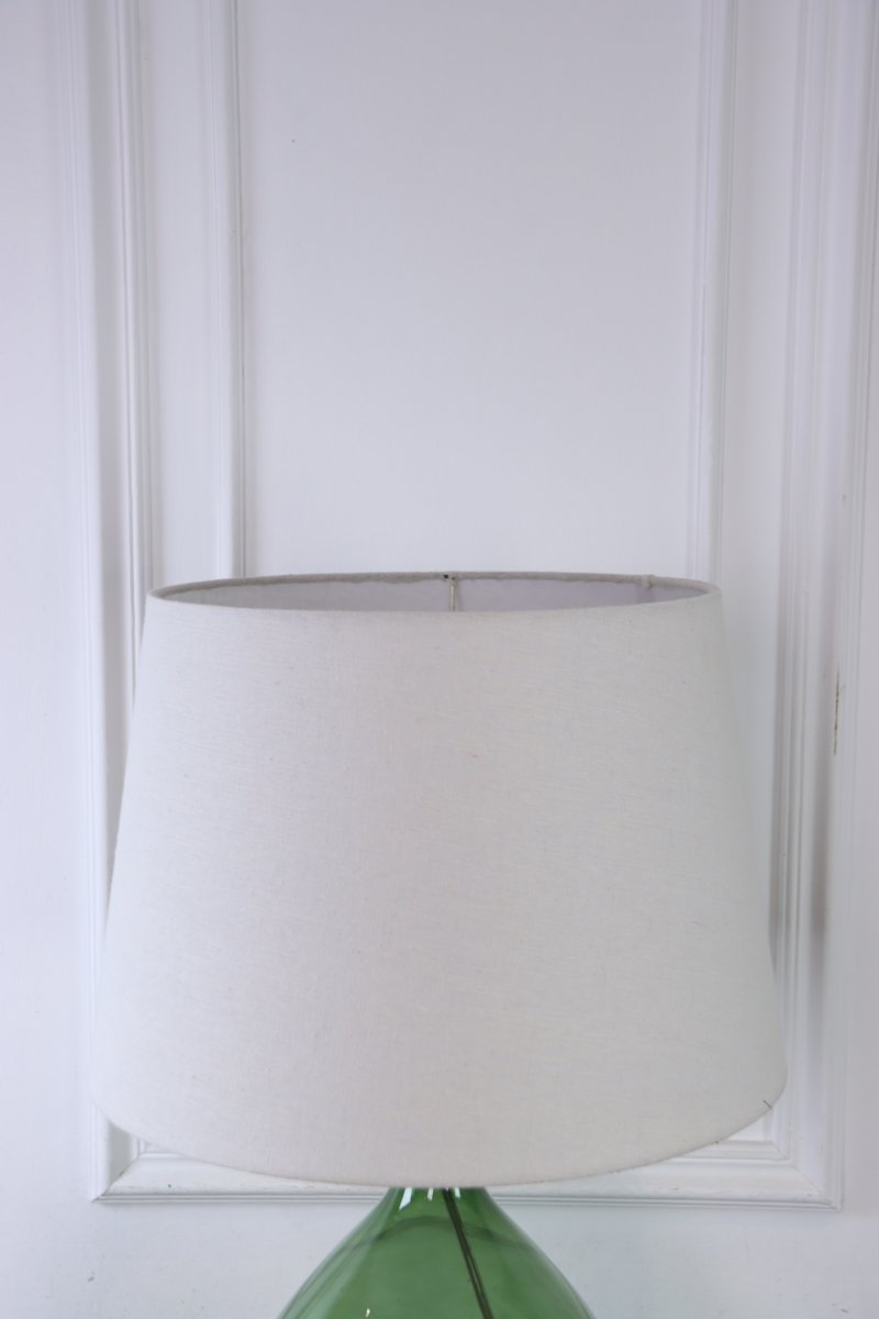 Tasso 55cm Vihreä pöytävalaisin valmistajalta Lampan - Tasso on tyylik&auml;s ja koristeellinen p&ouml;yt&auml;valaisin, joka yhdist&auml;&auml; lasia ja tekstiili&auml; elegantilla tavalla.