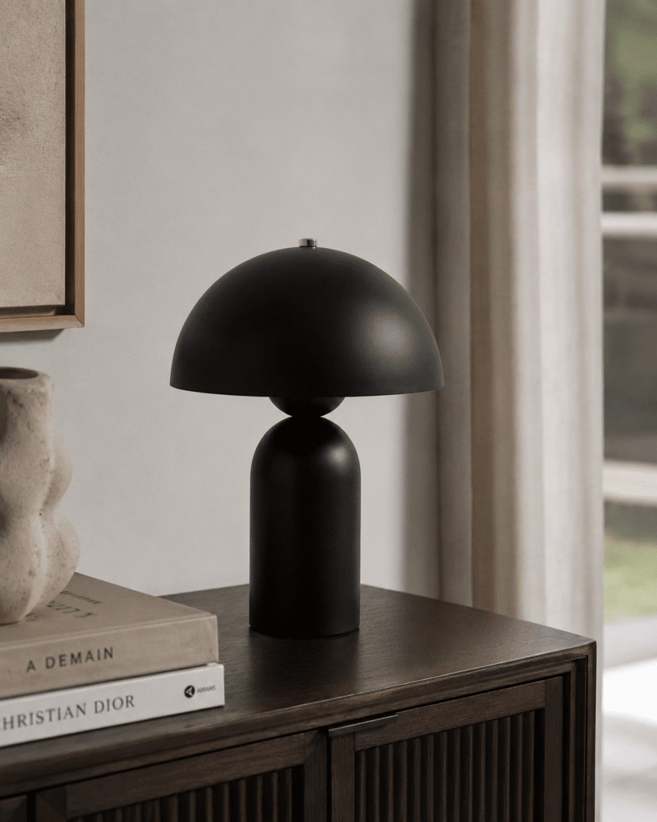 Capello 35cm Musta pöytävalaisin valmistajalta Nordic Lighting - Valaisimessa on py&ouml;ristetty varjostin ja pehme&auml;sti muotoiltu jalka, joka luo harmonisen tasapainon muotojen v&auml;lille.