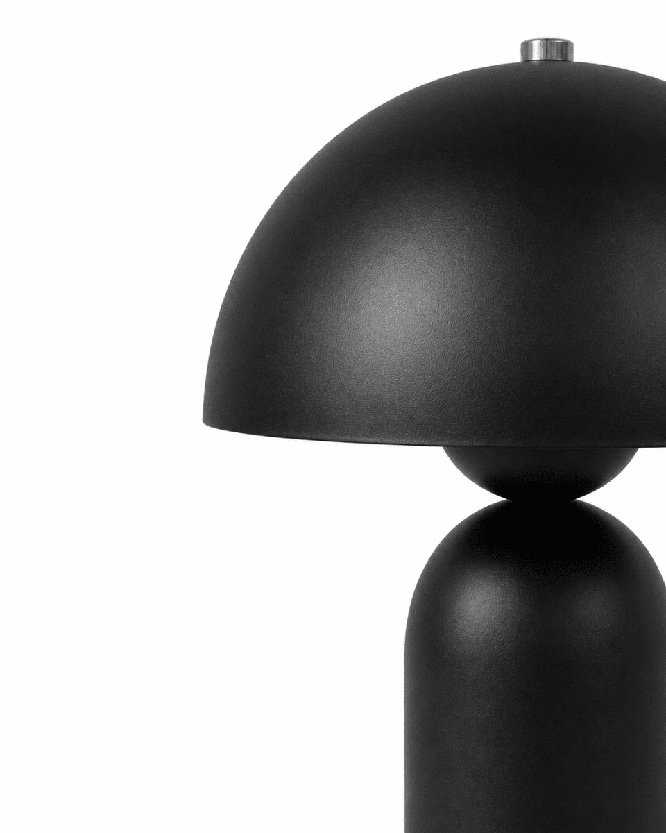 Capello 35cm Musta pöytävalaisin valmistajalta Nordic Lighting - Valaisimessa on py&ouml;ristetty varjostin ja pehme&auml;sti muotoiltu jalka, joka luo harmonisen tasapainon muotojen v&auml;lille.