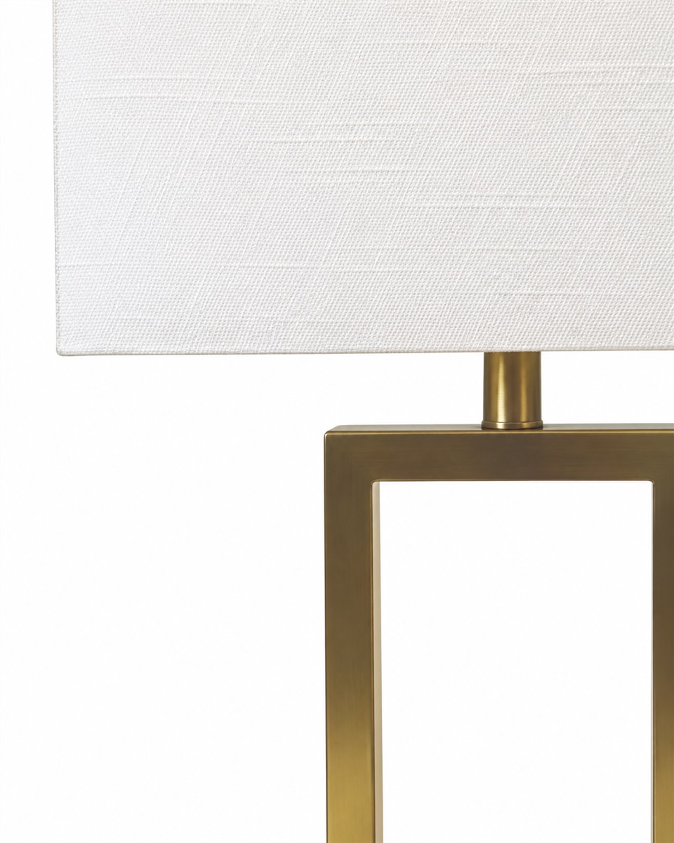 Gemma 52cm Messinki pöytävalaisin valmistajalta Nordic Lighting - Elegantti metallinen p&ouml;yt&auml;valaisin tyylikk&auml;&auml;ll&auml; messingill&auml; viimeistellyll&auml; viimeistelyll&auml;, joka antaa l&auml;mpim&auml;n ja eksklusiivisen vaikutelman.