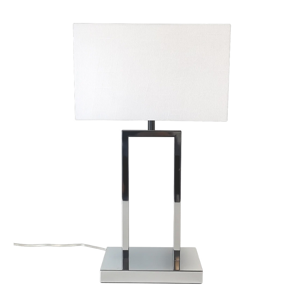 Gemma 52cm Kromi pöytävalaisin valmistajalta Nordic Lighting - Valkoinen, suorakulmainen tekstiilivarjostin levitt&auml;&auml; pehme&auml;&auml; ja miellytt&auml;v&auml;&auml; valoa, joka sopii t&auml;ydellisesti sek&auml; makuuhuoneisiin, olohuoneisiin ett&auml; eteisiin.