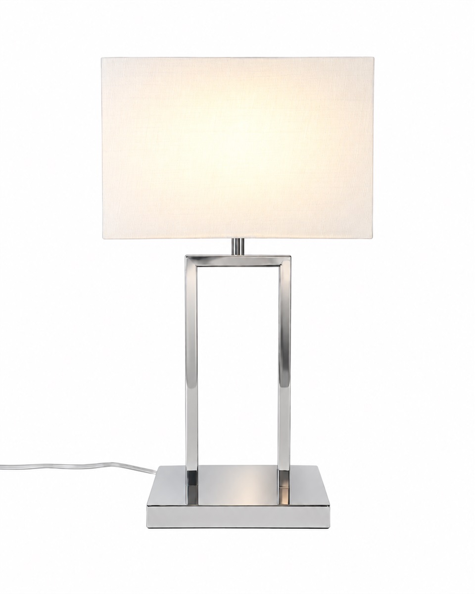 Gemma 52cm Kromi pöytävalaisin valmistajalta Nordic Lighting - Valkoinen, suorakulmainen tekstiilivarjostin levitt&auml;&auml; pehme&auml;&auml; ja miellytt&auml;v&auml;&auml; valoa, joka sopii t&auml;ydellisesti sek&auml; makuuhuoneisiin, olohuoneisiin ett&auml; eteisiin.
