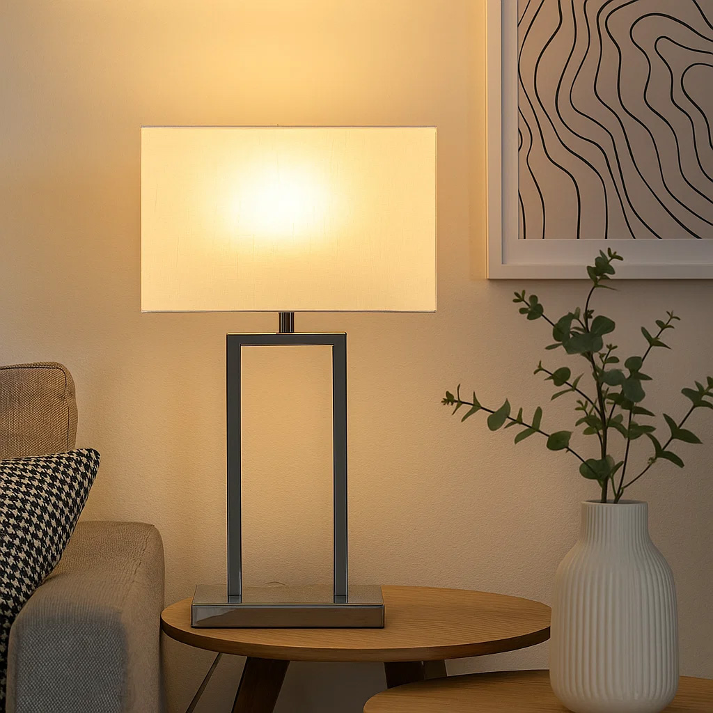 Gemma 52cm Kromi pöytävalaisin valmistajalta Nordic Lighting - Valkoinen, suorakulmainen tekstiilivarjostin levitt&auml;&auml; pehme&auml;&auml; ja miellytt&auml;v&auml;&auml; valoa, joka sopii t&auml;ydellisesti sek&auml; makuuhuoneisiin, olohuoneisiin ett&auml; eteisiin.