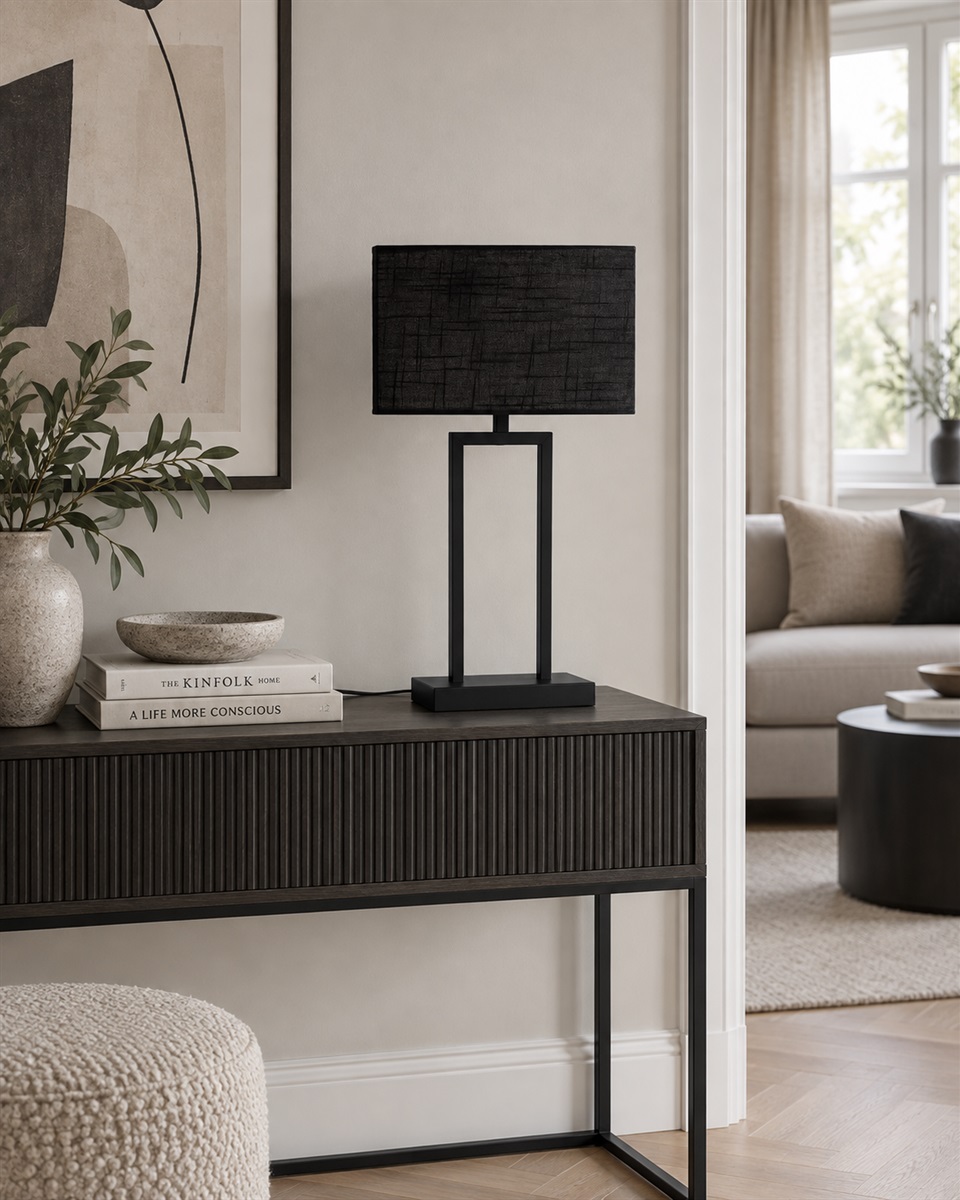 Gemma 52cm Musta pöytävalaisin valmistajalta Nordic Lighting - Ajaton valaisin, joka yhdist&auml;&auml; klassisen ja modernin muotoilun.