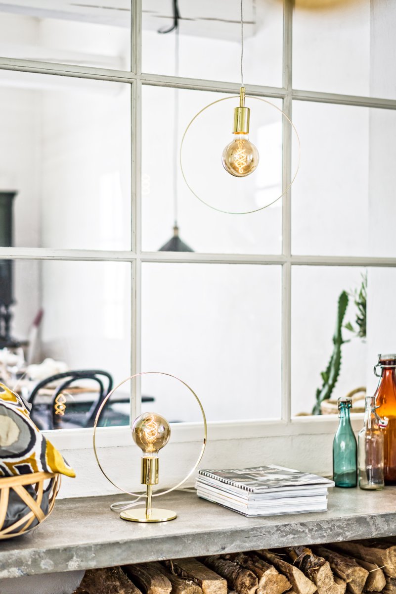 Spartan ringo 35cm Messinki pöytävalaisin valmistajalta Cottex - Avoin rakenne korostaa valonlähdettä ja antaa ainutlaatuisen ja tyylikkään ilmeen.