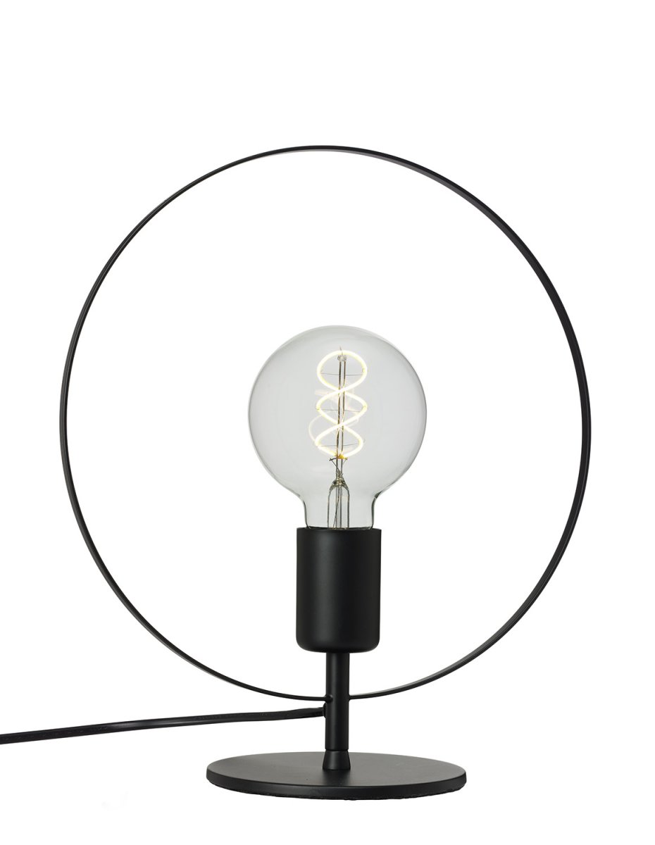 Spartan ringo 35cm Musta pöytävalaisin valmistajalta Cottex - Avoin rakenne korostaa valonlähdettä ja antaa ainutlaatuisen ja tyylikkään ilmeen.