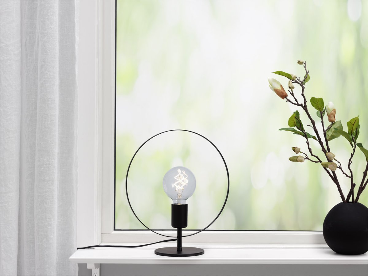 Spartan ringo 35cm Musta pöytävalaisin valmistajalta Cottex - Avoin rakenne korostaa valonlähdettä ja antaa ainutlaatuisen ja tyylikkään ilmeen.