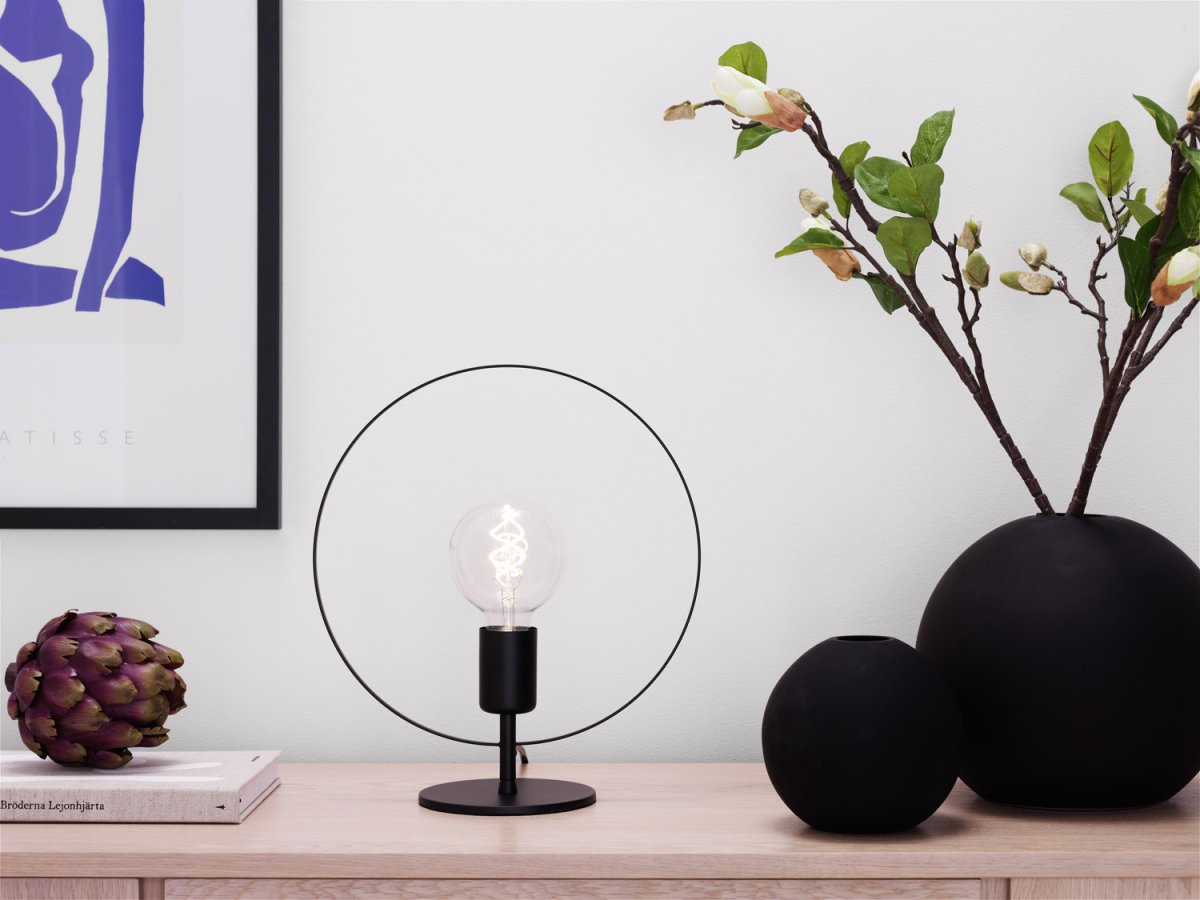 Spartan ringo 35cm Musta pöytävalaisin valmistajalta Cottex - Avoin rakenne korostaa valonlähdettä ja antaa ainutlaatuisen ja tyylikkään ilmeen.