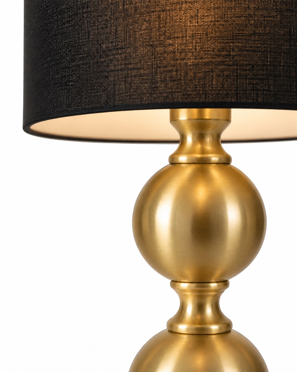 Circolo 48cm Messinki/musta pöytävalaisin valmistajalta Nordic Lighting - Circolo-p&ouml;yt&auml;valaisimessa yhdistyv&auml;t koristeellinen metallijalka, elegantti messinkipinta ja klassinen musta pellavavarjostin.