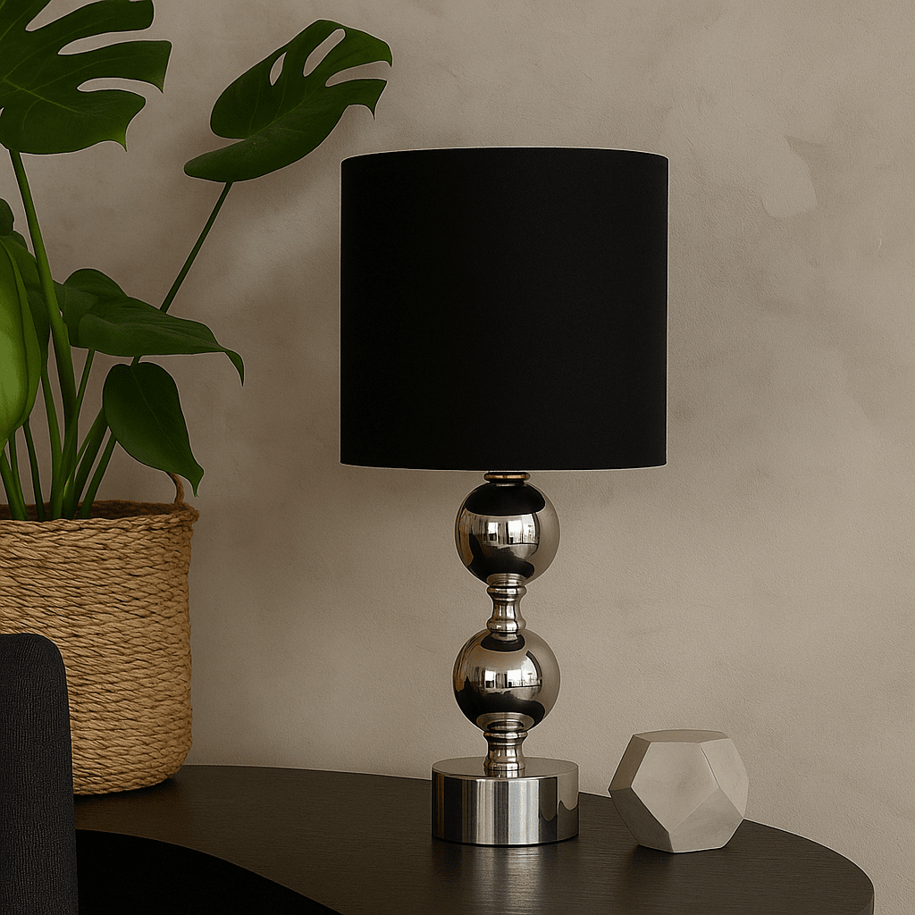 Circolo 48cm Kromi/musta pöytävalaisin valmistajalta Nordic Lighting - Circolo-p&ouml;yt&auml;valaisimessa yhdistyv&auml;t koristeellinen metallijalka, elegantti kromipinta ja klassinen musta pellavavarjostin.
