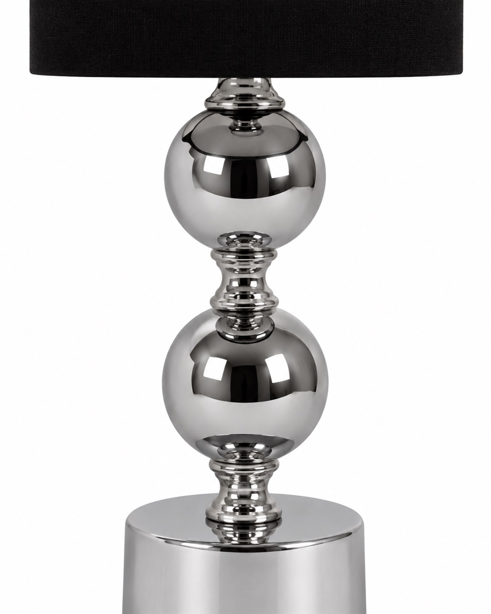 Circolo 48cm Kromi/musta pöytävalaisin valmistajalta Nordic Lighting - Circolo-p&ouml;yt&auml;valaisimessa yhdistyv&auml;t koristeellinen metallijalka, elegantti kromipinta ja klassinen musta pellavavarjostin.