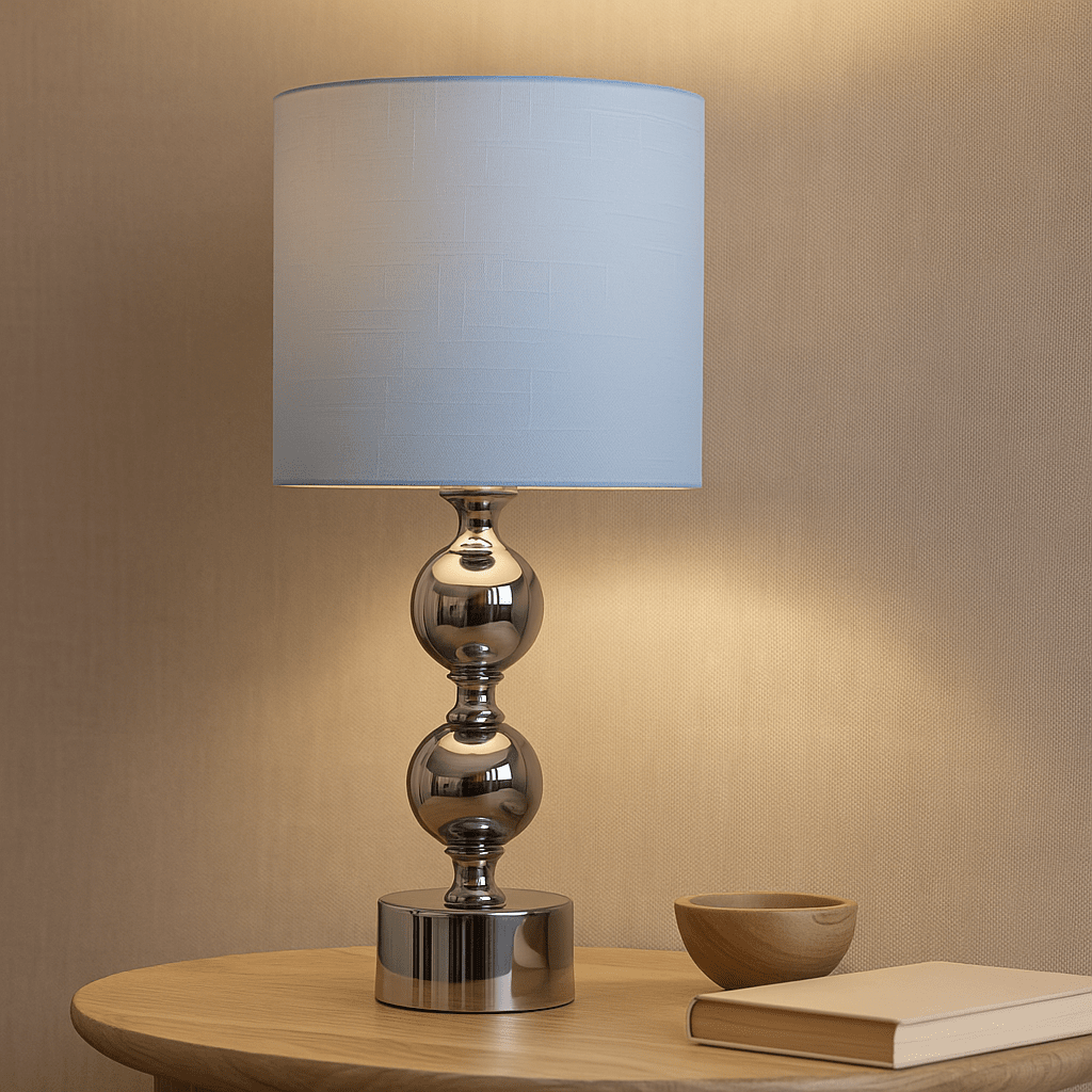Circolo 48cm Kromi/valkoinen pöytävalaisin valmistajalta Nordic Lighting - Circolo-p&ouml;yt&auml;valaisimessa yhdistyv&auml;t koristeellinen metallijalka, elegantti kromipinta ja klassinen valkoinen pellavavarjostin.