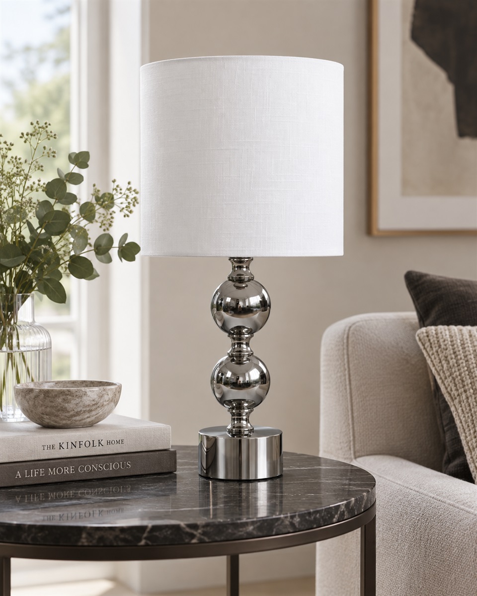 Circolo 48cm Kromi/valkoinen pöytävalaisin valmistajalta Nordic Lighting - Circolo-p&ouml;yt&auml;valaisimessa yhdistyv&auml;t koristeellinen metallijalka, elegantti kromipinta ja klassinen valkoinen pellavavarjostin.
