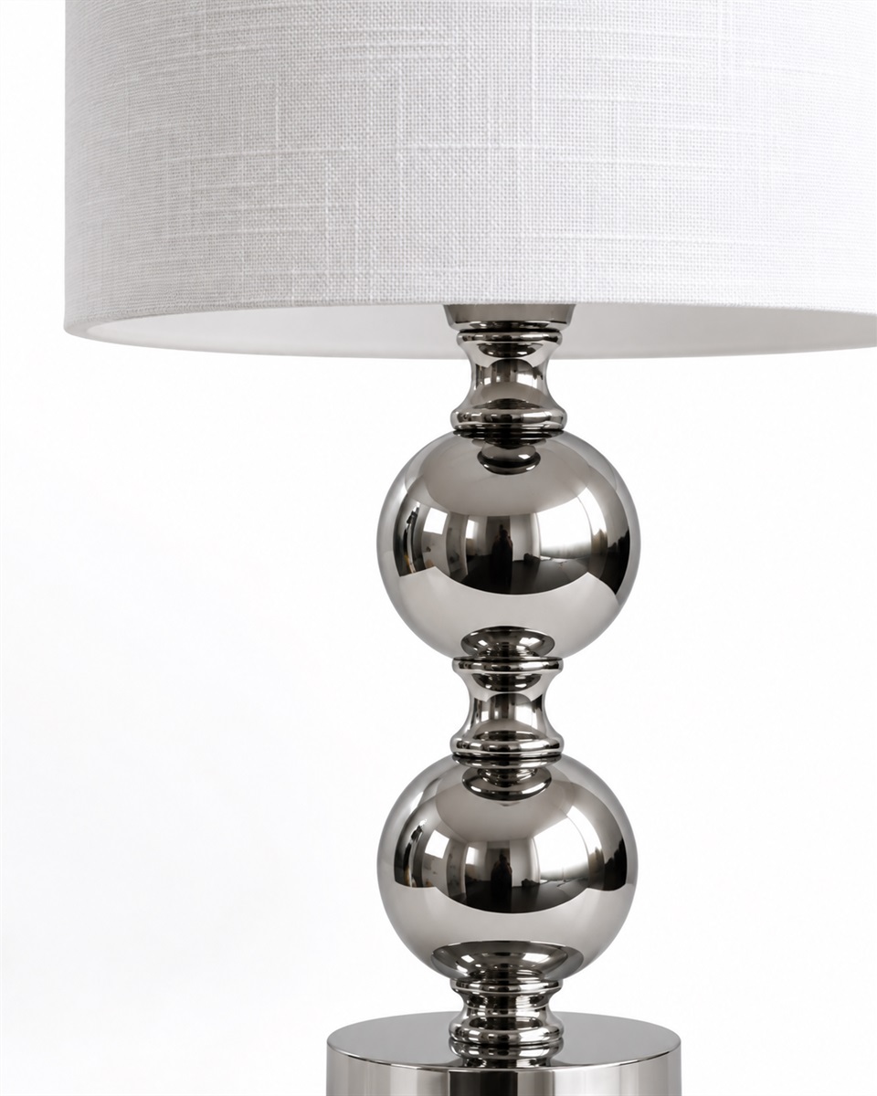 Circolo 48cm Kromi/valkoinen pöytävalaisin valmistajalta Nordic Lighting - Circolo-p&ouml;yt&auml;valaisimessa yhdistyv&auml;t koristeellinen metallijalka, elegantti kromipinta ja klassinen valkoinen pellavavarjostin.