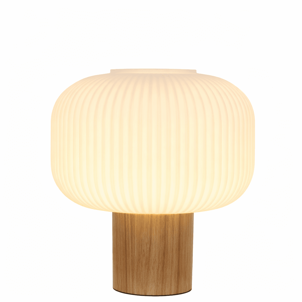 Ekerum 34cm Valkoinen pöytävalaisin valmistajalta Nordic Lighting - Puinen lampunjalka antaa l&auml;mpim&auml;n ja vankan ilmeen, kun taas valkoinen uurrettu lasivarjostin luo miellytt&auml;v&auml;n ja pehme&auml;n valon.