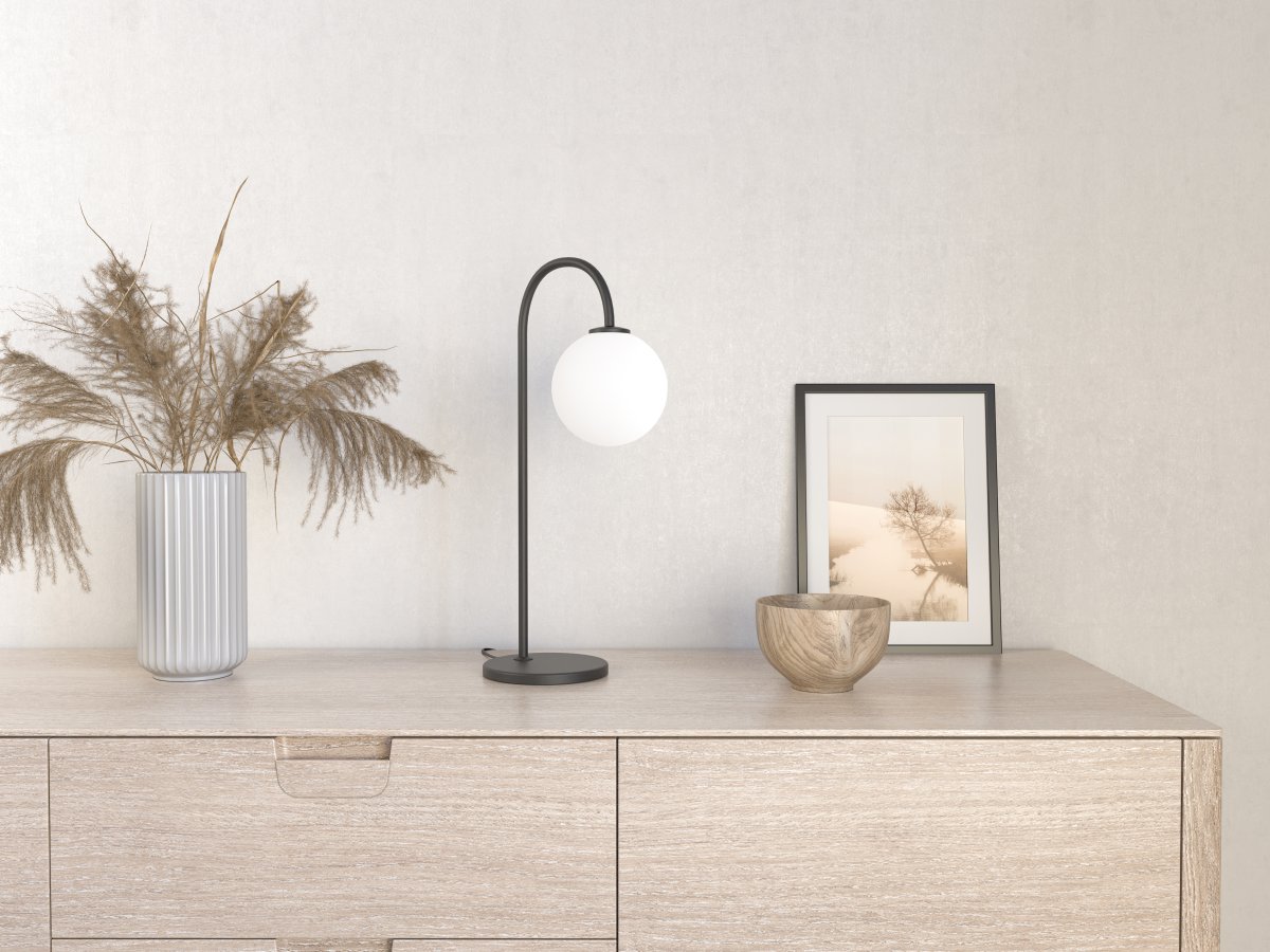 Ballon 53cm Musta pöytävalaisin valmistajalta Herstal - Se on suunniteltu luomaan rauhallinen ja tyylik&auml;s tunnelma kotiisi.