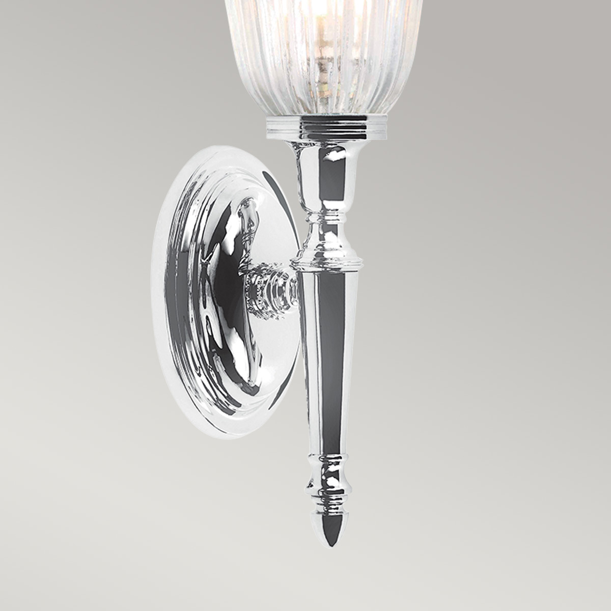 Dryden 33cm Kiillotettu kromi kylpyhuoneen valaisin valmistajalta Elstead Lighting - Dryden-seinävalaisin on klassinen ja tyylikäs valaisin, joka on valmistettu korkealaatuisista messinkimateriaaleista ja takaa monen vuoden luotettavan käytön.
