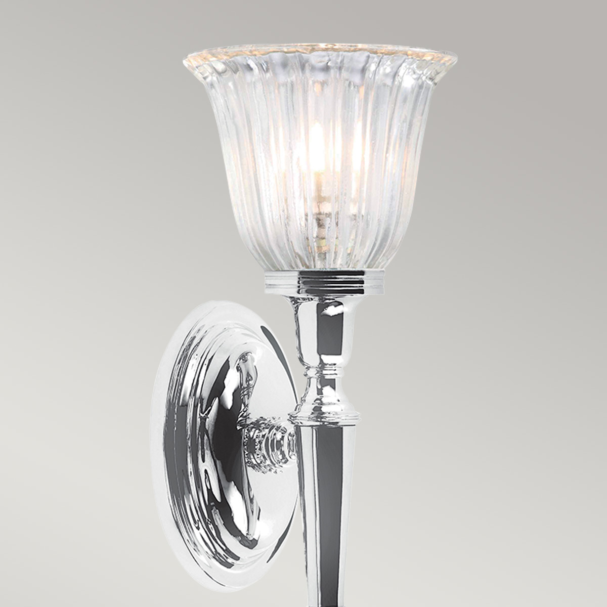 Dryden 33cm Kiillotettu kromi kylpyhuoneen valaisin valmistajalta Elstead Lighting - Dryden-seinävalaisin on klassinen ja tyylikäs valaisin, joka on valmistettu korkealaatuisista messinkimateriaaleista ja takaa monen vuoden luotettavan käytön.