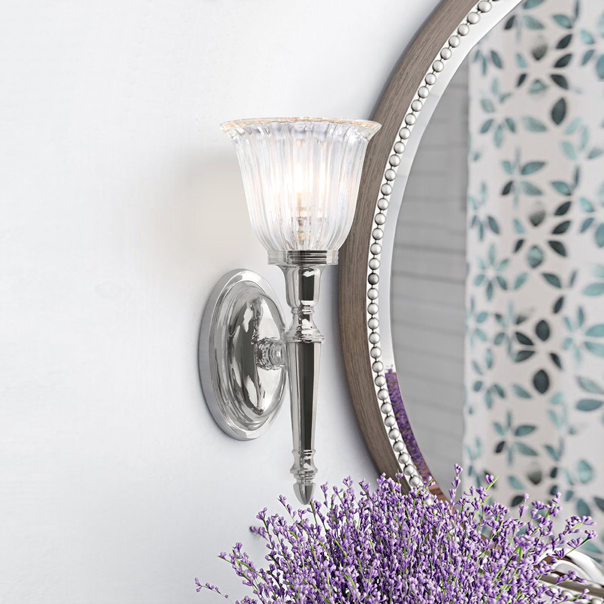 Dryden 33cm Kiillotettu kromi kylpyhuoneen valaisin valmistajalta Elstead Lighting - Dryden-seinävalaisin on klassinen ja tyylikäs valaisin, joka on valmistettu korkealaatuisista messinkimateriaaleista ja takaa monen vuoden luotettavan käytön.