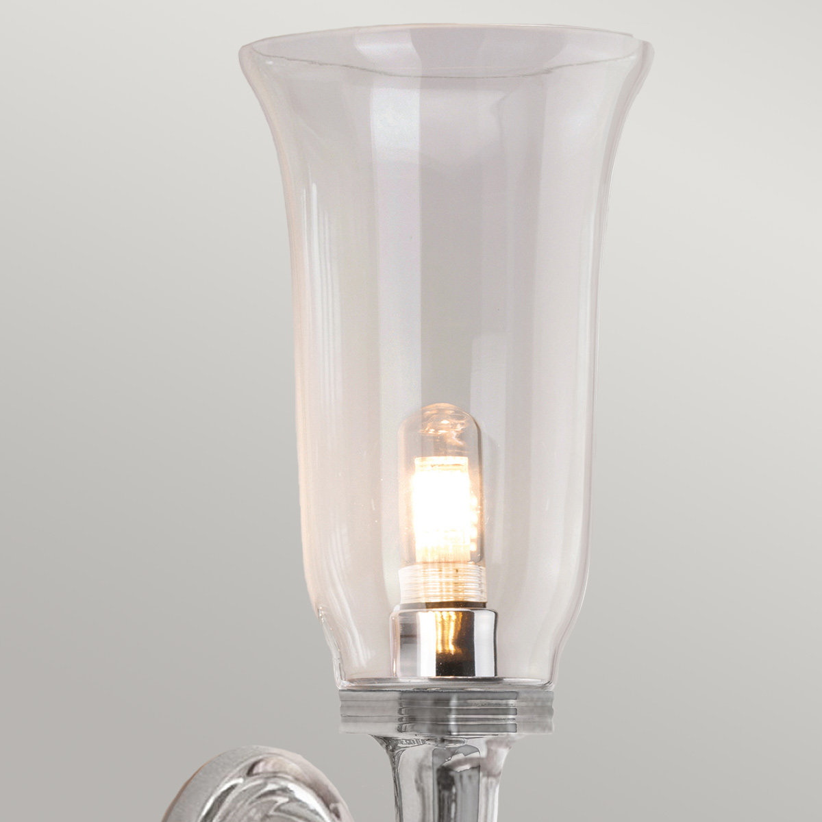 Dryden 40cm Kiillotettu kromi kylpyhuoneen valaisin valmistajalta Elstead Lighting - Dryden-seinävalaisin on klassinen ja tyylikäs valaisin, joka on valmistettu korkealaatuisista messinkimateriaaleista ja takaa monen vuoden luotettavan käytön.