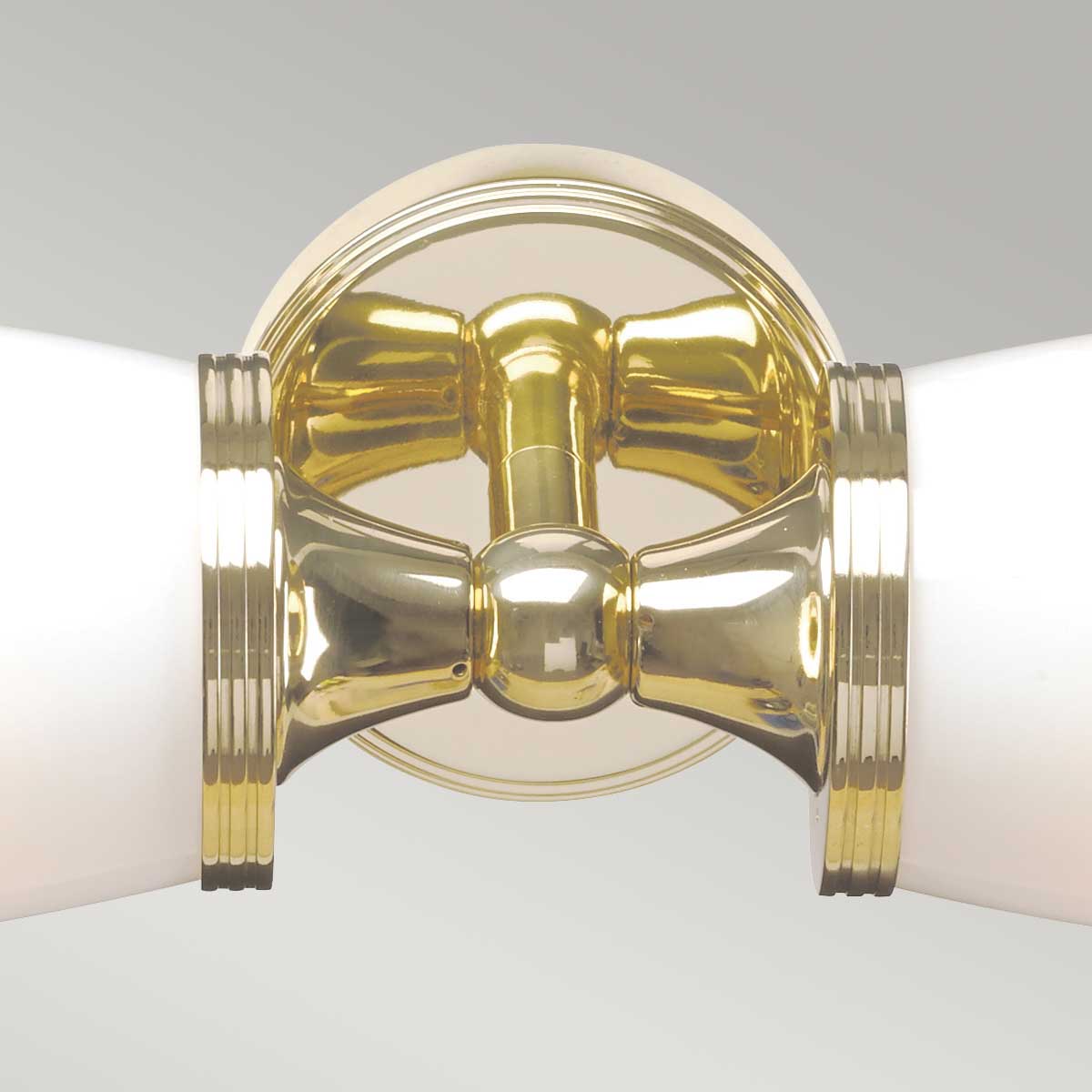 Eliot 47cm Kiillotettu messinki kylpyhuoneen valaisin valmistajalta Elstead Lighting - Tämä klassisesti muotoiltu kylpyhuoneen seinävalaisin on valmistettu korkeimpien standardien mukaisesti ja kestää vuosia vankan massiivimessingistä valmistetun rakenteensa ansiosta.