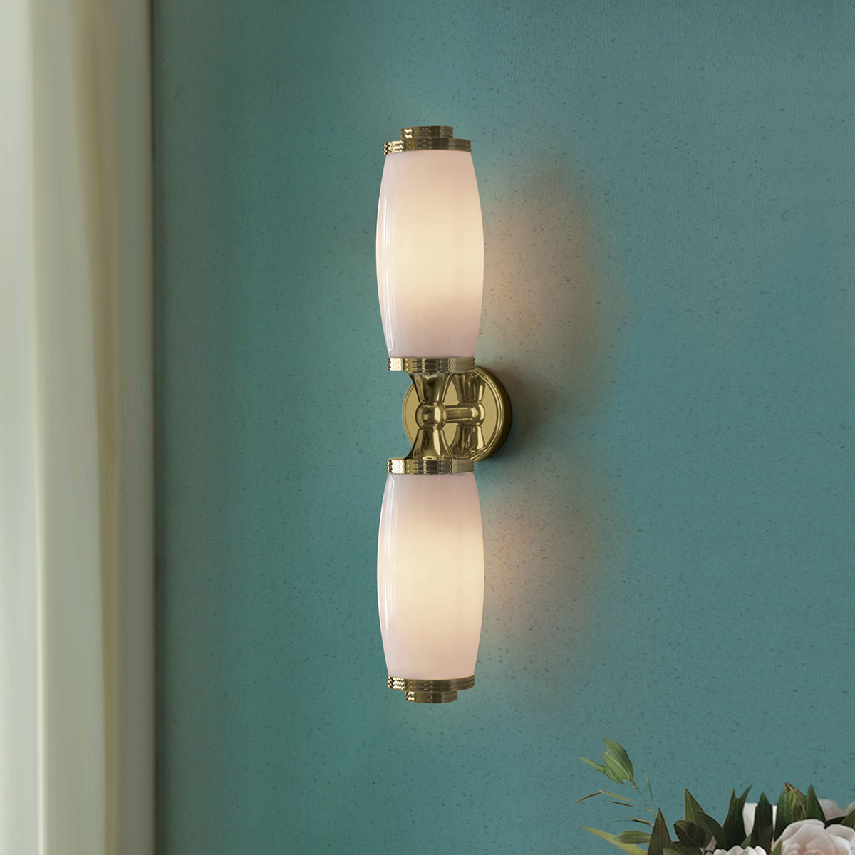Eliot 47cm Kiillotettu messinki kylpyhuoneen valaisin valmistajalta Elstead Lighting - Tämä klassisesti muotoiltu kylpyhuoneen seinävalaisin on valmistettu korkeimpien standardien mukaisesti ja kestää vuosia vankan massiivimessingistä valmistetun rakenteensa ansiosta.