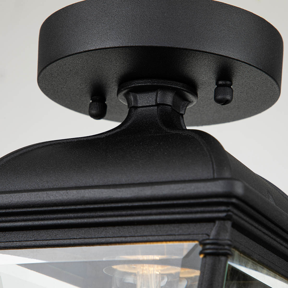 Bayview Musta valmistajalta Elstead Lighting - Bayview-kattovalaisimessa on klassinen ja elegantti muotoilu romanttisella Georgian tyylillä, joka tarjoaa tyylikkään ja hienostuneen läsnäolon mihin tahansa ulkoasuun.