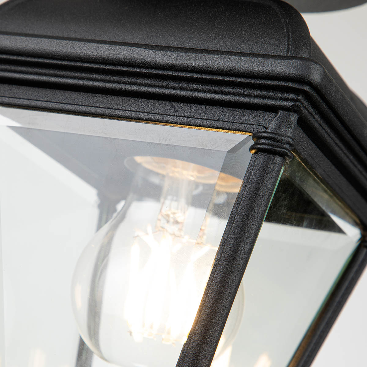Bayview Musta valmistajalta Elstead Lighting - Bayview-kattovalaisimessa on klassinen ja elegantti muotoilu romanttisella Georgian tyylillä, joka tarjoaa tyylikkään ja hienostuneen läsnäolon mihin tahansa ulkoasuun.