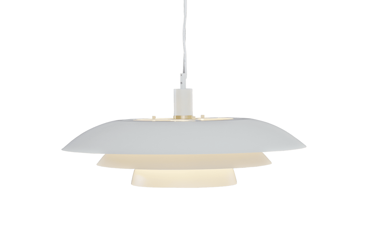 Epsilon Ø56 Mattavalkoinen kattovalaisin valmistajalta Aneta Lighting - Siin&auml; on kolmiosainen metallinen varjostin, joka jakaa valon kauniisti ja est&auml;&auml; h&auml;ik&auml;isy&auml;.