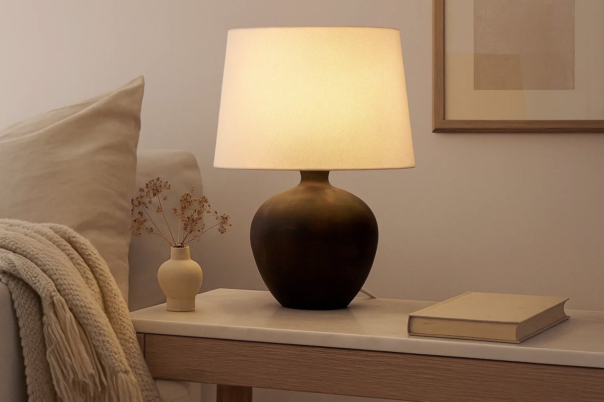Bella 42cm Tummanruskea pöytävalaisin valmistajalta Nordic Lighting - Klassinen muoto ja l&auml;mmin v&auml;ris&auml;vy luovat ajattoman ja kodikkaan tunnelman.
