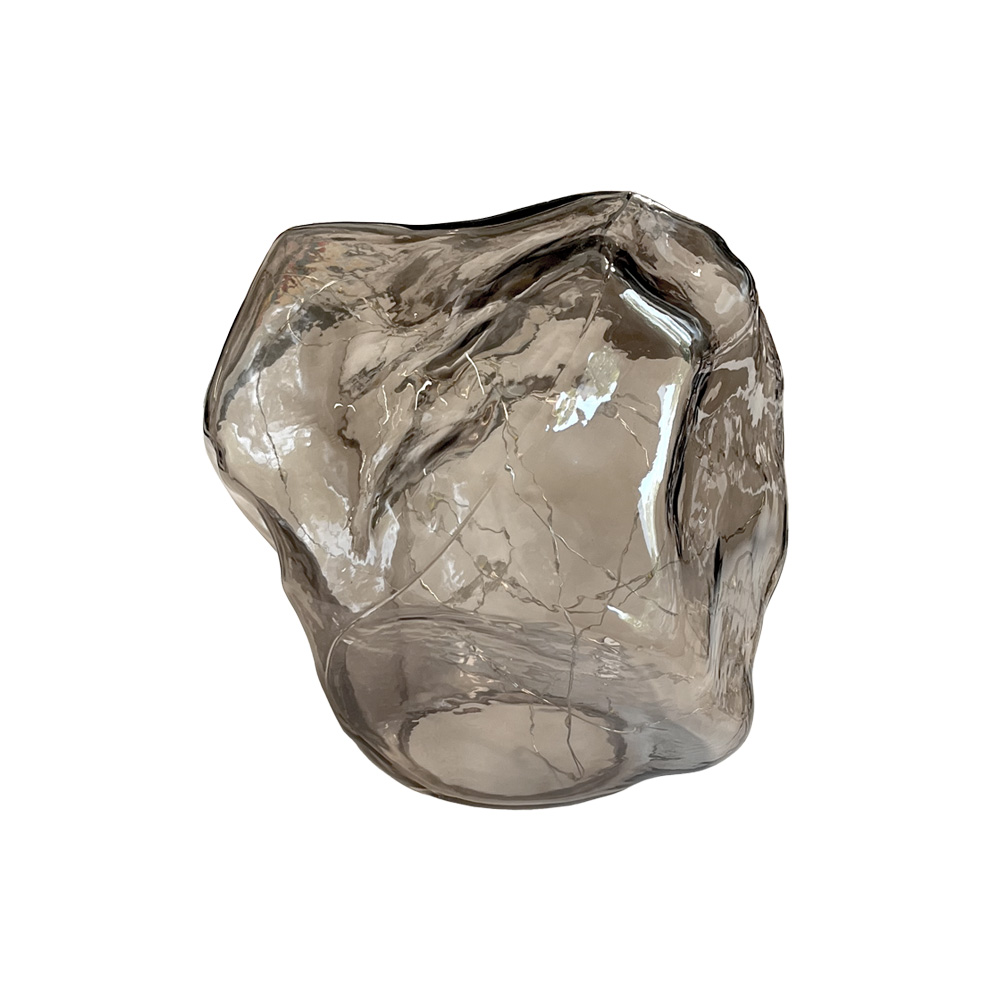 Bergsten 22cm Beige pöytävalaisin valmistajalta Pixie Design - Valaisin on IP20-luokiteltu ja sopii sis&auml;k&auml;ytt&ouml;&ouml;n, ja adapteri sis&auml;ltyy toimitukseen.