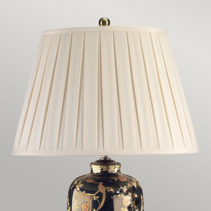 Black Birds 74cm Musta pöytävalaisin valmistajalta Elstead Lighting - Utrustad med en tr&auml;bas, veckad lampsk&auml;rm i kr&auml;mf&auml;rgad textil och en dekorativ avslutning i antikm&auml;ssing.