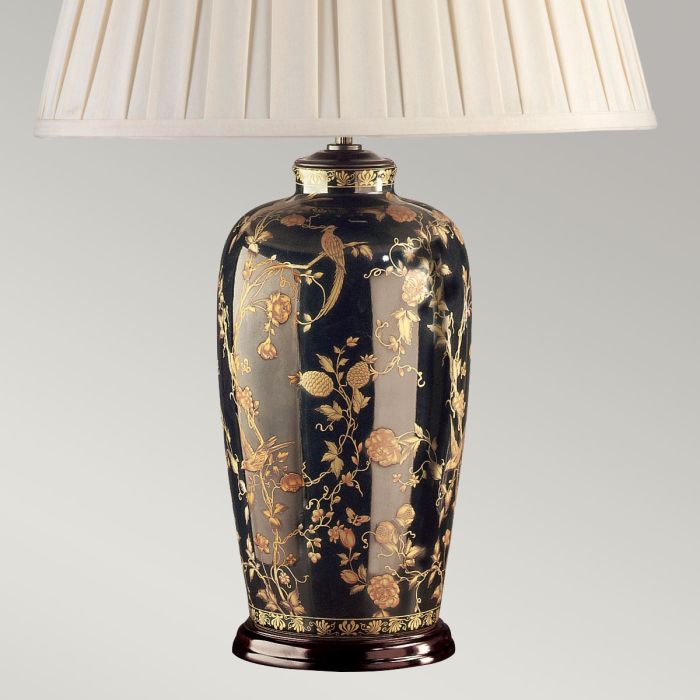 Black Birds 74cm Musta pöytävalaisin valmistajalta Elstead Lighting - Utrustad med en tr&auml;bas, veckad lampsk&auml;rm i kr&auml;mf&auml;rgad textil och en dekorativ avslutning i antikm&auml;ssing.