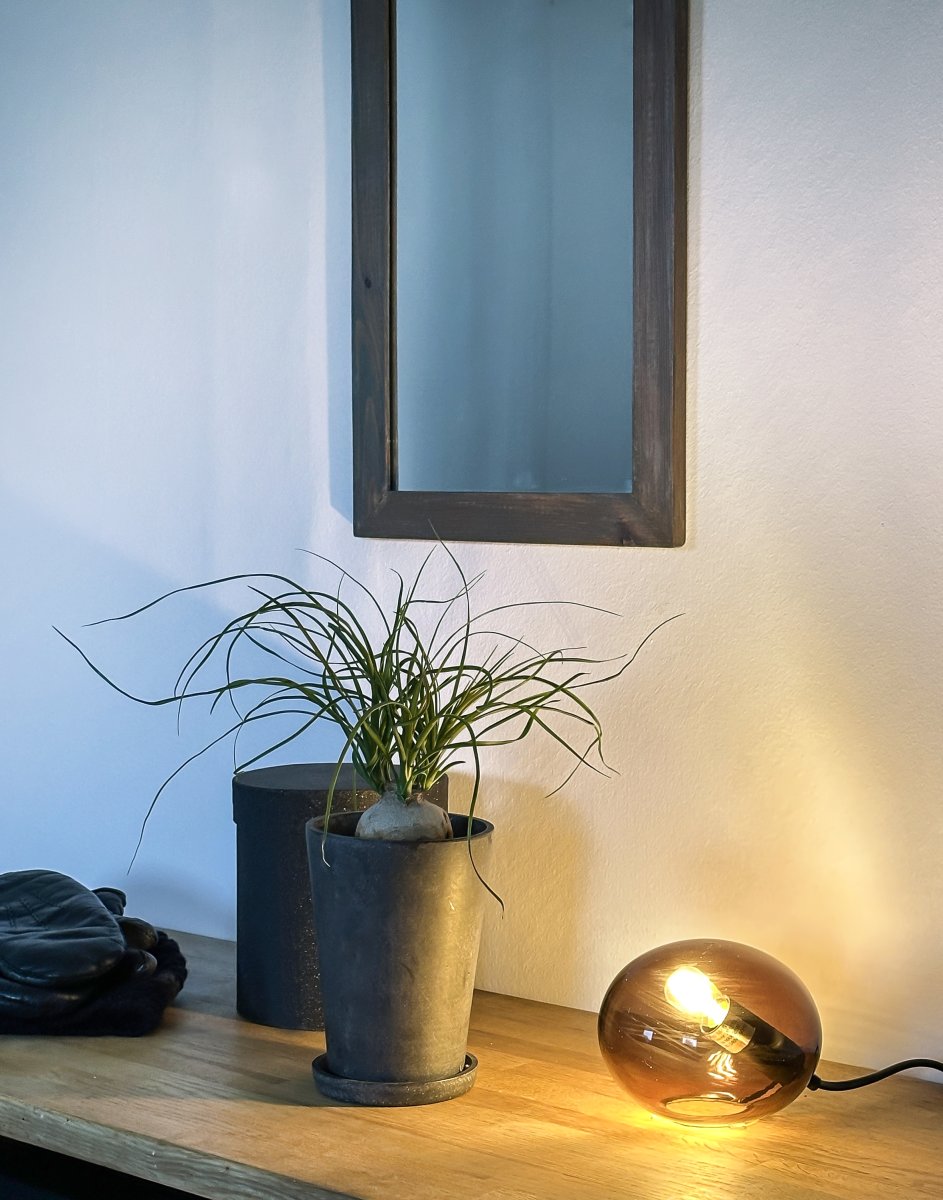 Globus 10cm Ruskea pöytävalaisin valmistajalta Aneta Lighting - Globus-p&ouml;yt&auml;valaisin ruskeasta lasista, jonka lasipallon sis&auml;ll&auml; oleva valonl&auml;hde tarjoaa koristeellista ja miellytt&auml;v&auml;&auml; valoa.
